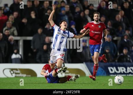 Hartlepool, Regno Unito. Martedì 15th novembre 2022Hartlepool Joe Grey di United è fouled da Kyle Storer di Solihull Moors durante il replay della fa Cup 1st Round tra Hartlepool United e Solihull Moors a Victoria Park, Hartlepool martedì 15th novembre 2022. (Credit: Marco Fletcher | NOTIZIE MI) Credit: NOTIZIE MI & Sport /Alamy Live News Foto Stock
