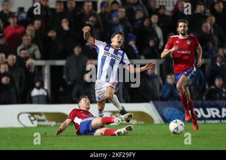 Hartlepool, Regno Unito. Martedì 15th novembre 2022Hartlepool Joe Grey di United è fouled da Kyle Storer di Solihull Moors durante il replay della fa Cup 1st Round tra Hartlepool United e Solihull Moors a Victoria Park, Hartlepool martedì 15th novembre 2022. (Credit: Marco Fletcher | NOTIZIE MI) Credit: NOTIZIE MI & Sport /Alamy Live News Foto Stock