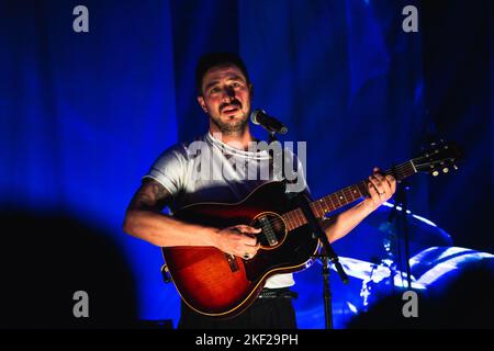 14 novembre 2022: Marcus Mumford, il cantante principale di Mumford and Sons, esegue uno spettacolo al completo presso il locale musicale indipendente The Leadmill di Sheffield il primo giorno del suo tour solistico nel Regno Unito a sostegno del suo album solista di debutto intitolato '(Self-TITED)' 2022 (Credit Image: © Myles Wright/ZUMA Press Wire) Foto Stock