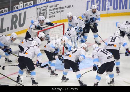 San Pietroburgo, Russia. 15th Nov 2022. Dinamo Hockey Club giocatori visti in azione durante la Kontinental Hockey League, stagione regolare KHL 2022 - 2023 tra SKA Saint Petersburg e Dinamo Minsk al Palazzo degli Sport di ghiaccio.(punteggio finale; SKA Saint Petersburg 7:2 Dinamo Minsk) (Foto di Konstantinov/SOPA Images/Sipa USA) Credit: Sipa USA/Alamy Live News Foto Stock