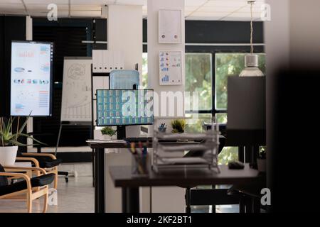 All'interno di uno spazio di lavoro di borsa vuoto con schermo computer che riflette i movimenti su e giù del mercato. Azienda con informazioni sul valore delle azioni correnti, analisi degli investimenti in tempo reale. Foto Stock