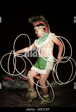 1950S BALLERINA AMERICANA INDIANA LAGUNA PUEBLO AL POW WOW IN ARIZONA USA - KI279 HAR001 HARS HOOP COMUNICAZIONE GIOVANI MISTERO DELL'ADULTO WEST JOY LIFESTYLE RURALE HEALTHINESS HOME LIFE STATI UNITI COPIA SPAZIO FULL-LENGTH FISICA PERSONE DI FITNESS INDIANI STATI UNITI OF AMERICA MRAPS WESTERN ENTERTAINMENT AMERICANA NORTH AMERICA NORTH AMERICAN PERFORMING ARTS L'EMOZIONE DEL POW È ORGOGLIOSA DELL'ARIZONA, NUOVO STILE MESSICANO TEENAGED NATIVO AMERICANO PUEBLO SOUTHWEST CREATIVITÀ GIOVANI NATIVI AMERICANI WOW GIOVANE ADULTO UOMO HAR001 INDIGENO LAGUNA NM VECCHIO STILE Foto Stock