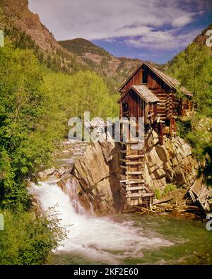 1960S MULINO DI CRISTALLO O IL VECCHIO MULINO È UN 1892 LEGNO POTENTE SUL FIUME CRISTALLO NEL RE PIOMBO BACINO COLORADO USA - KR10632 HAR001 HARS ESTERNO FAMOSO ARROCCATO SU STRUTTURE ABBANDONATE 1892 BACINO PIOMBO TURBINA EDIFICIO CRISTALLO SITUATO RIVER O POWERHOUSE COMPRESSORE RESISTENTE AFFIORANTE ROVINA COLORADO HAR001 LUOGHI STORICI ICONICO REGISTRO NAZIONALE VECCHIO STILE Foto Stock