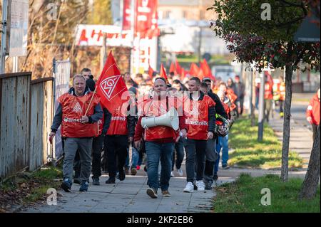 15 novembre 2022, Sassonia, Görlitz: René Straube (M), presidente del consiglio aziendale generale dello stabilimento di Alstom e i dipendenti dello stabilimento di Alstom si rechiscono nello stabilimento di Siemens durante uno sciopero congiunto. Foto: Paul Glaser/dpa Foto Stock