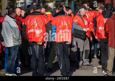 15 novembre 2022, Sassonia, Görlitz: I dipendenti di Alstom si sono riuniti per uno sciopero di avvertimento davanti allo stabilimento di Alstom. Foto: Paul Glaser/dpa Foto Stock