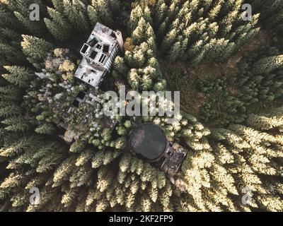 Rovine di ex miniera di stagno vicino al villaggio di Rolava nelle foreste dei Monti ore, Repubblica Ceca. Vista aerea dal drone. Foto Stock