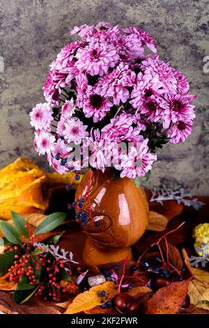 I crisantemi, talvolta chiamati mamme o crisantemi, sono piante in fiore del genere Chrysanthemum della famiglia Asteraceae. Sono nativi dell'Oriente Foto Stock