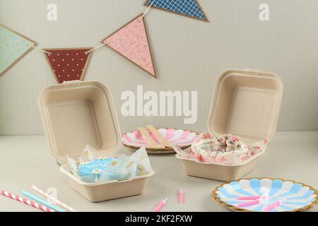 Torte Bento, piccola torta in una lunchboxes su un fondo di cemento di crema. Torte di compleanno. Tendenza asiatica del cibo. Un regalo carino per qualsiasi vacanza. Spazio di copia Foto Stock