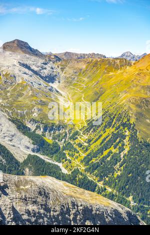 Serpentine della strada alpina fino al Passo dello Stelvio, italiano: Passo dello Stelvio, Alto Adige, Alpi italiane, Italia Foto Stock
