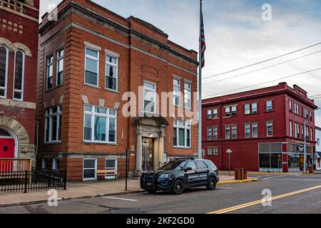 Dennison, Ohio, USA - 24 ottobre 2022: Auto della polizia parcheggiata di fronte al Dennison Village Hall, ospitato in un edificio storico costruito nel 1921. Foto Stock