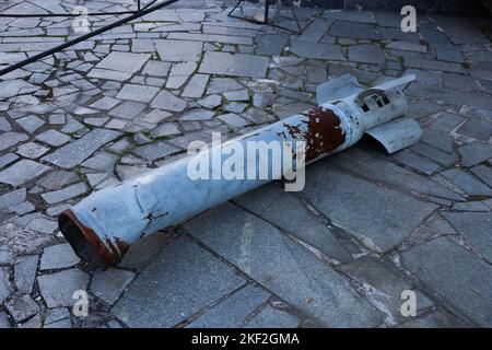 Distrutto razzo russo si trova sulla strada Foto Stock