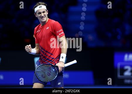 Torino, italia, 16/11/2022, Torino, Italia. 15th Nov 2022. Casper Ruud di Norvegia festeggia durante il round Robin Red Group la partita in single tra Casper Ruud di Norvegia e Taylor Fritz di USA il terzo giorno delle finali del Nitto ATP World Tour al pala Alpitour il 15 novembre 2022 a Torino, Italia Credit: Marco Canoniero/Alamy Live News Foto Stock