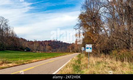 Marietta, Ohio, USA-ott 25, 2022: Landscape of Ohio Route 26, Wayne National Forest Scenic Byway. Foto Stock