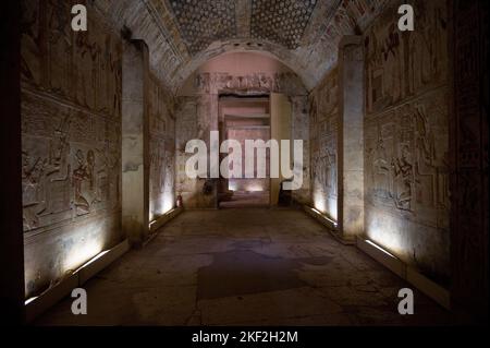 Bellissimi rilievi antichi muri all'interno di un edificio del tempio egiziano Foto Stock