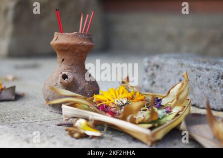 Offerta di fiori e bastoni di incenso a pura Tirta Empul, il Tempio indù dell'acqua Santa, vicino a Tampaksiring — Ubud, Bali, Indonesia Foto Stock