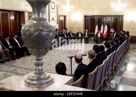 Teheran, Teheran, Iran. 14th Nov 2022. Una foto di handout resa disponibile dall'ufficio presidenziale iraniano del presidente IRANIANO EBRAHIM RAISI durante un incontro con i membri della nazionale di calcio iraniana prima della loro partenza per la Coppa del mondo FIFA Qatar 2022 presso l'ufficio presidenziale. L'Iran affronterà gli Stati Uniti, l'Inghilterra e il Galles nel gruppo B della Coppa del mondo FIFA 2022 in Qatar. (Credit Image: © Iranian Presidency via ZUMA Press Wire) Foto Stock