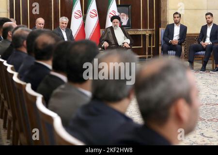 Teheran, Teheran, Iran. 14th Nov 2022. Una foto di handout resa disponibile dall'ufficio presidenziale iraniano del presidente IRANIANO EBRAHIM RAISI durante un incontro con i membri della nazionale di calcio iraniana prima della loro partenza per la Coppa del mondo FIFA Qatar 2022 presso l'ufficio presidenziale. L'Iran affronterà gli Stati Uniti, l'Inghilterra e il Galles nel gruppo B della Coppa del mondo FIFA 2022 in Qatar. (Credit Image: © Iranian Presidency via ZUMA Press Wire) Foto Stock