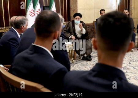 Teheran, Teheran, Iran. 14th Nov 2022. Una foto di handout resa disponibile dall'ufficio presidenziale iraniano del presidente IRANIANO EBRAHIM RAISI durante un incontro con i membri della nazionale di calcio iraniana prima della loro partenza per la Coppa del mondo FIFA Qatar 2022 presso l'ufficio presidenziale. L'Iran affronterà gli Stati Uniti, l'Inghilterra e il Galles nel gruppo B della Coppa del mondo FIFA 2022 in Qatar. (Credit Image: © Iranian Presidency via ZUMA Press Wire) Foto Stock