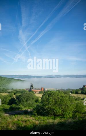 Vista dal monte Rhigos nel Galles del Sud. Vista sulla valle gallese della vecchia area mineraria e del bacino idrico. Hirwaun Foto Stock