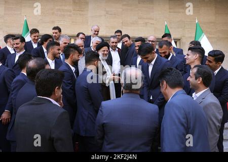 Teheran, Teheran, Iran. 14th Nov 2022. Una foto dell'handout resa disponibile dall'ufficio presidenziale iraniano del presidente IRANIANO EBRAHIM RAISI (C) in posa per una foto con i membri della squadra nazionale iraniana di calcio prima della loro partenza per la Coppa del mondo FIFA Qatar 2022 presso l'ufficio presidenziale. L'Iran affronterà gli Stati Uniti, l'Inghilterra e il Galles nel gruppo B della Coppa del mondo FIFA 2022 in Qatar. (Credit Image: © Iranian Presidency via ZUMA Press Wire) Foto Stock