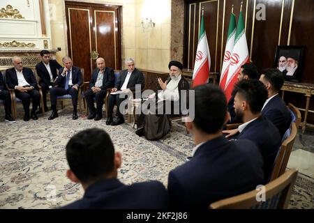 Teheran, Teheran, Iran. 14th Nov 2022. Una foto di handout resa disponibile dall'ufficio presidenziale iraniano del presidente IRANIANO EBRAHIM RAISI durante un incontro con i membri della nazionale di calcio iraniana prima della loro partenza per la Coppa del mondo FIFA Qatar 2022 presso l'ufficio presidenziale. L'Iran affronterà gli Stati Uniti, l'Inghilterra e il Galles nel gruppo B della Coppa del mondo FIFA 2022 in Qatar. (Credit Image: © Iranian Presidency via ZUMA Press Wire) Foto Stock