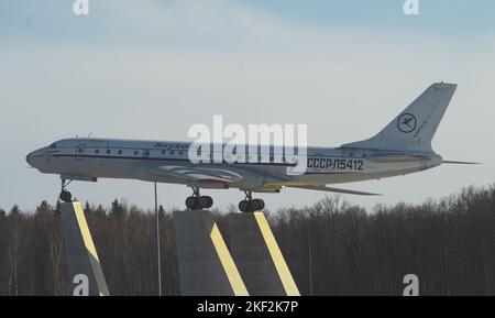4 aprile 2018, Mosca, Russia. Velivolo passeggeri sovietico Tupolev Tu-104 su un piedistallo vicino all'aeroporto internazionale 'Vnukovo'. Foto Stock