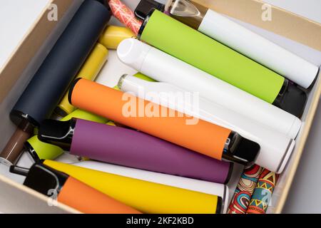 Varie sigarette elettroniche usa e getta. Concetto di moderna alternativa fumo, vaping e nicotina. Foto Stock