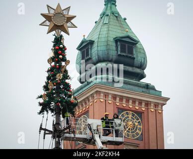 Varsavia, Polonia. 15th Nov 2022. L'annuale e tradizionale albero di Natale è visto essere costruito sulla Piazza reale Catle a Varsavia, Polonia, il 15 novembre 2022. Nonostante le preoccupazioni di energia elettrica costosa e l'aumento dei prezzi dell'energia a causa del conflitto in Ucraina e della carenza di carbone e gas, quest'anno si terrà nella città il tradizionale festival dell'illuminazione natalizia. (Foto di Jaap Arriens/Sipa USA) Credit: Sipa USA/Alamy Live News Foto Stock