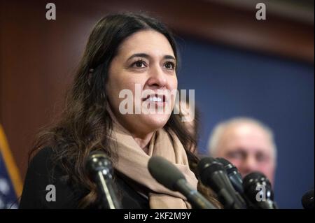 Washington, Stati Uniti. 15th Nov 2022. Il candidato per il Rappresentante repubblicano della Camera al tavolo della Leadership Stephanie, R-OK, parla durante una conferenza stampa dopo che i repubblicani della Camera hanno tenuto le loro elezioni di leadership per il 118th Congresso al Campidoglio degli Stati Uniti a Washington, DC martedì 15 novembre 2022. Foto di Bonnie Cash/UPI Credit: UPI/Alamy Live News Foto Stock