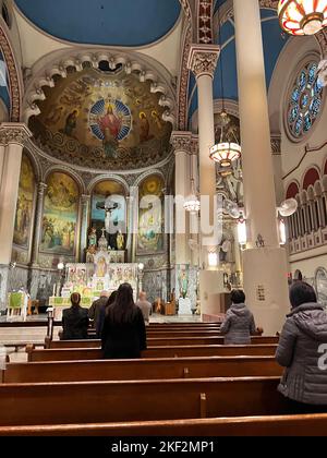 La Chiesa Cattolica Romana del Santissimo Redentore fu fondata nel 1844 dai Padri Redentoristi per servire il crescente numero di immigrati tedeschi che vivono nella città. Situato sulla East Third Street in un'area precedentemente conosciuta come Kleindeutschland ('piccola Germania'), l'attuale edificio della chiesa simile a una cattedrale fu costruito nel 1851-52 su disegno di un Sig. Walsh, e dedicato il 28 novembre 1852. Foto Stock