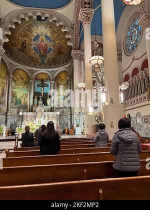 La Chiesa Cattolica Romana del Santissimo Redentore fu fondata nel 1844 dai Padri Redentoristi per servire il crescente numero di immigrati tedeschi che vivono nella città. Situato sulla East Third Street in un'area precedentemente conosciuta come Kleindeutschland ('piccola Germania'), l'attuale edificio della chiesa simile a una cattedrale fu costruito nel 1851-52 su disegno di un Sig. Walsh, e dedicato il 28 novembre 1852. Foto Stock