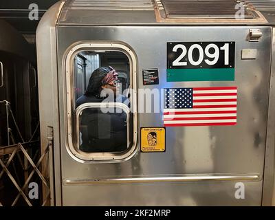 Conduttore del treno della metropolitana che guarda giù per la piattaforma sul treno 6 alla Grand Central Station 42nd Street a NYC. Foto Stock