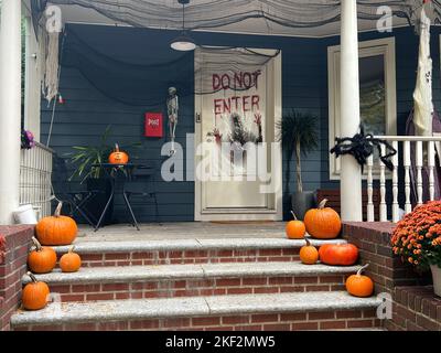 Casa spaventosa Halloween porta a bussare per caramelle a Brooklyn, New York. Foto Stock