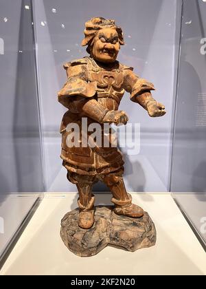 Figura eretta di un Guardiano Buddista Giappone, periodo Kamakura, legno del 13th ° secolo con tracce di pigmento Foto Stock