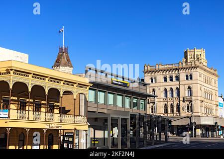 Ballarat Australia / il 1886 circa ex Unicorn Hotel.The Commonwealth Bank e Old National Mutual edifici sono visti qui also.Ballarat centrale Foto Stock