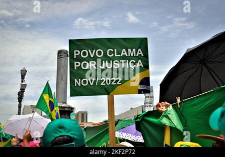 Rio de Janeiro, Rio de Janeiro, Brasile. 15th Nov 2022. (INT) i sostenitori del presidente brasiliano Jair Bolsonaro protestano a Rio de Janeiro. 15 novembre 2022, Rio de Janeiro, Brasile: Manifestanti bolsonaristi protestano di fronte al comando militare orientale, noto come Palazzo Duque de Caxias, nel centro di Rio de Janeiro, il Martedì (15), la festa di proclamazione della Repubblica. Il gruppo chiede l'intervento federale e l'annualizzazione delle elezioni sulle accuse di frode nel corso del processo elettorale. (Credit Image: © Silvia Machado/TheNEWS2 via ZUMA Press Wire) Foto Stock