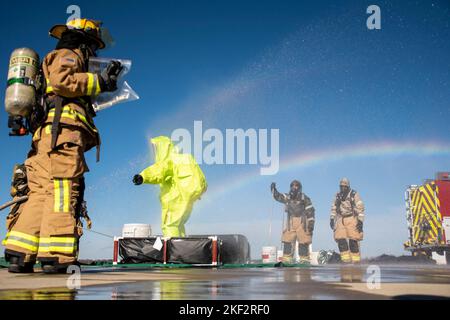 Gli airmen dell'ala di sollevamento di 179th dello squadrone civile di ingegneria conducono un'esercitazione di CBRNE all'ala di sollevamento di 179th, Mansfield, Ohio, 6th novembre 2022. Durante l'esercizio, i membri hanno praticato scenari reali per aumentare la loro disponibilità. (US. Air National Guard foto di staff Sgt. Alexis Wade) Foto Stock