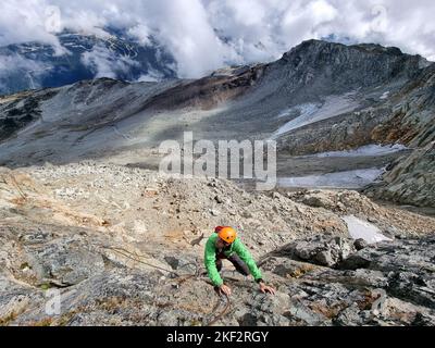 Via Ferrata montagna escursione uomo arrampicatore arrampicata su roccia ripida a Whistler, BC, Canada destinazione di viaggio. Avventura estiva Foto Stock