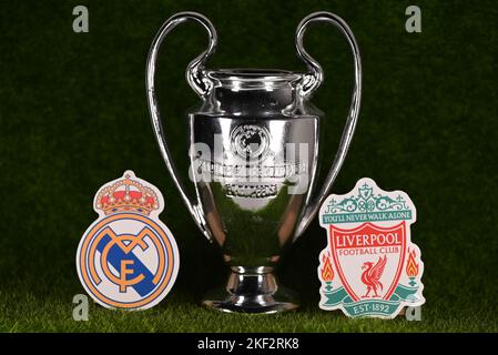 16 novembre 2022, Istanbul, Turchia. Emblemi delle squadre di calcio Liverpool F.C. e Real Madrid CF UEFA Champions League 2022/23 partecipazione al round di play-off Foto Stock