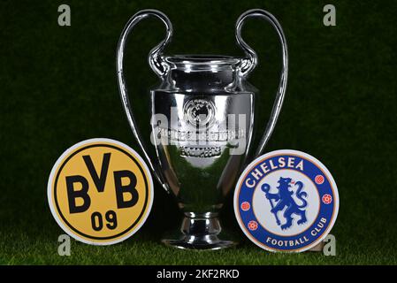 16 novembre 2022, Istanbul, Turchia. Emblemi delle squadre di calcio Borussia Dortmund e Chelsea F.C. 2022/23 Partii del round di partita della UEFA Champions League Foto Stock