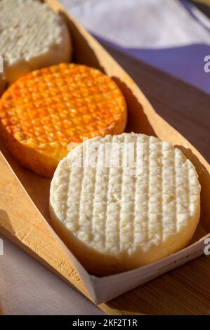 Varietà di capra, pecora, formaggi di mucca fatti con paprika, erbe in Portogallo servita all'aperto Foto Stock