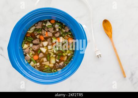 Una pentola di coccio riempita con stufato di manzo preparato in casa pronto per la cottura. Foto Stock