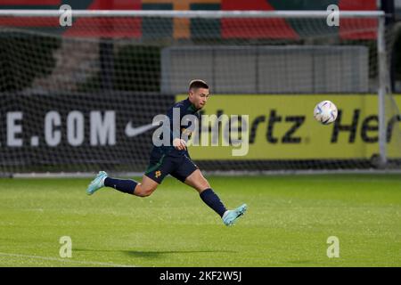 Oeiras. 14th Nov 2022. Raphael Guerreiro in Portogallo partecipa a una sessione di allenamento a Oeiras, Portogallo, il 14 novembre 2022, in vista della Coppa del mondo Qatar 2022. Credit: Pedro Fiuza/Xinhua/Alamy Live News Foto Stock