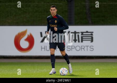 Oeiras. 14th Nov 2022. Il portoghese Cristiano Ronaldo (L) partecipa a una sessione di allenamento a Oeiras, in Portogallo, il 14 novembre 2022, in vista della Coppa del mondo Qatar 2022. Credit: Pedro Fiuza/Xinhua/Alamy Live News Foto Stock