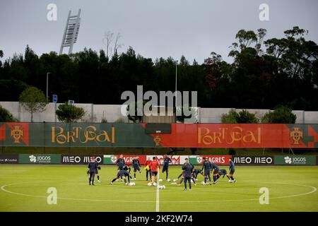 Oeiras. 14th Nov 2022. I membri della squadra di calcio portoghese partecipano ad una sessione di allenamento a Oeiras, Portogallo, il 14 novembre 2022, in vista della Coppa del mondo del Qatar 2022. Credit: Pedro Fiuza/Xinhua/Alamy Live News Foto Stock