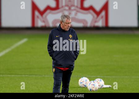 Oeiras. 14th Nov 2022. Il capo allenatore portoghese Fernando Santos partecipa a una sessione di allenamento a Oeiras, in Portogallo, il 14 novembre 2022, in vista della Coppa del mondo del Qatar 2022. Credit: Pedro Fiuza/Xinhua/Alamy Live News Foto Stock