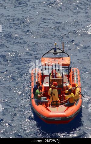 La rapida risposta DI Aurora RIB salva gli ultimi migranti rimasti dalla loro imbarcazione in partenza nel mezzo del Mar Mediterraneo sotto un calore di 30 gradi. Foto Stock