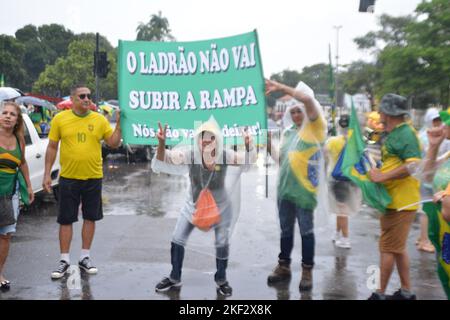 Rio de Janeiro, Rio de Janeiro, Brasile. 15th Nov 2022. (INT) i sostenitori del presidente brasiliano Jair Bolsonaro protestano a Rio de Janeiro. 15 novembre 2022, Rio de Janeiro, Brasile: Manifestanti bolsonaristi protestano di fronte al comando militare orientale, noto come Palazzo Duque de Caxias, nel centro di Rio de Janeiro, il Martedì (15), la festa di proclamazione della Repubblica. Il gruppo chiede l'intervento federale e l'annualizzazione delle elezioni sulle accuse di frode nel corso del processo elettorale. (Credit Image: © Fausto Maia/TheNEWS2 via ZUMA Press Wire) Foto Stock