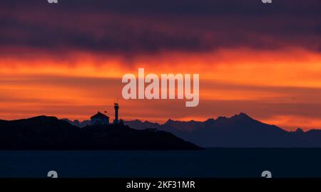 Il faro di Trial Islands sullo stretto di Juan de Fuca vicino a Victoria, British Columbia, Canada, visto all'alba. Foto Stock