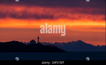 Il faro di Trial Islands sullo stretto di Juan de Fuca vicino a Victoria, British Columbia, Canada, visto all'alba. Foto Stock